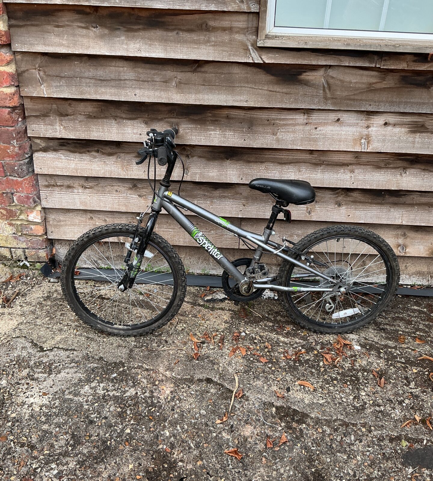 Used Apollo Spector child’s bike with front suspension.