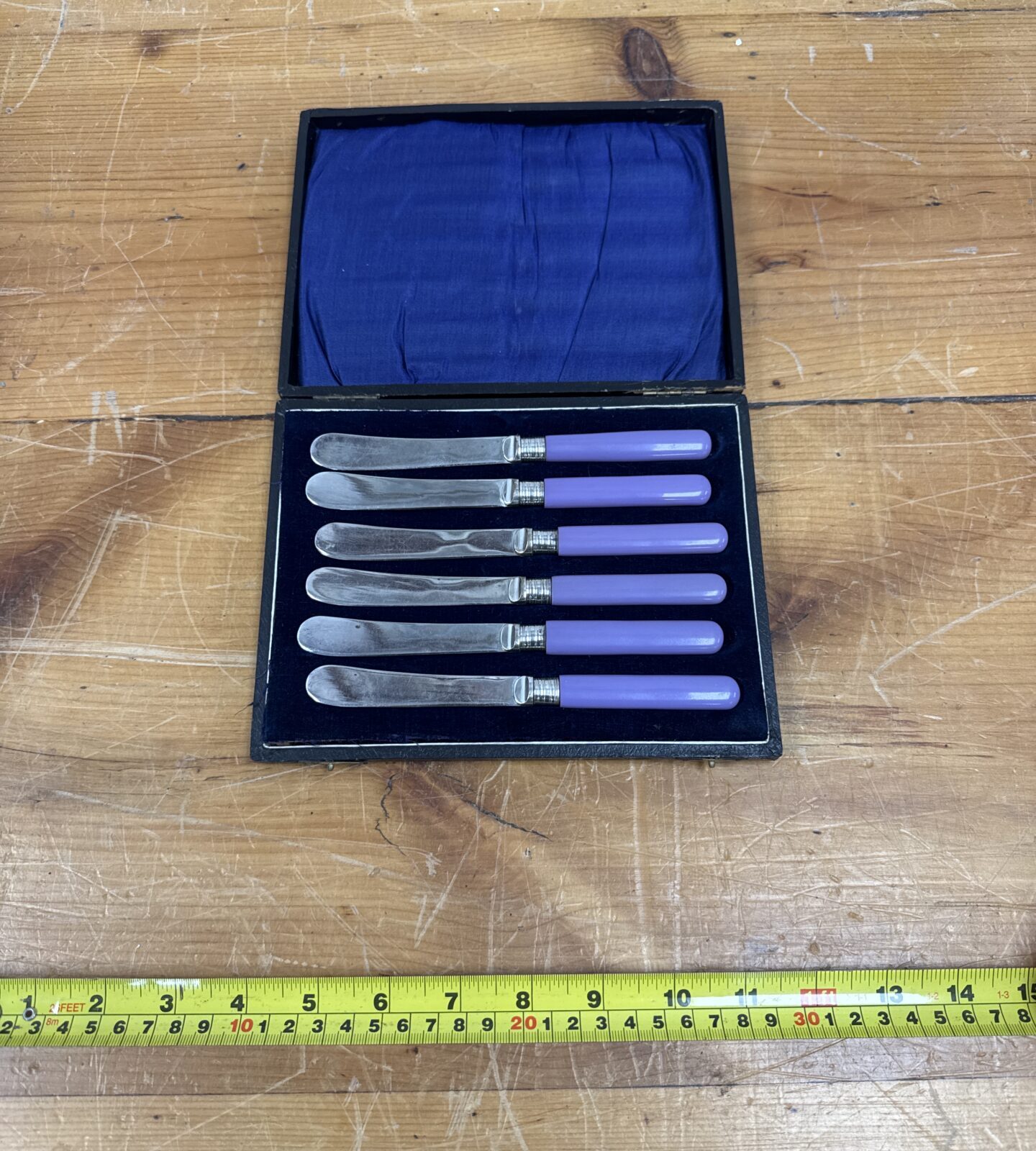 Cased set of six Art Deco silver-plated butter knives with lilac handles.