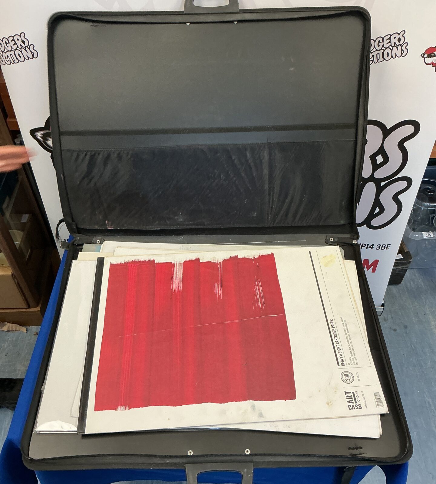 Closed artists portfolio folder with a carrying handle.
