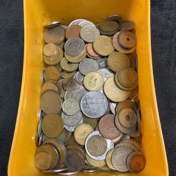 Assorted coin lot weighing 880g, mixed currency for collectors.