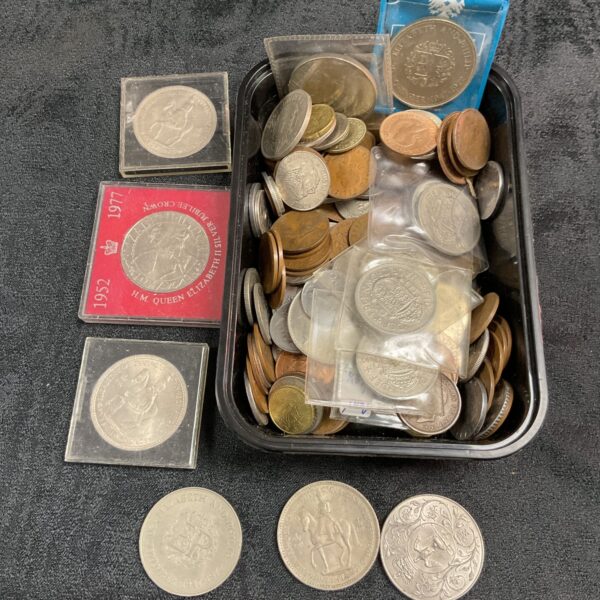 Tub of assorted UK coins including commemorative pieces.