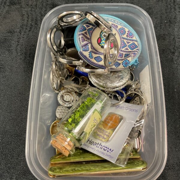 Tray of assorted vintage jewellery and curios.