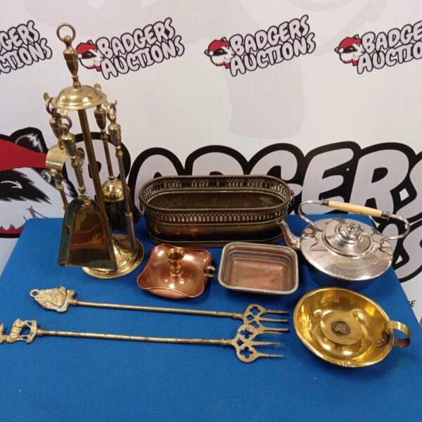 Overview of a mixed brass and copper lot with fireplace tools.