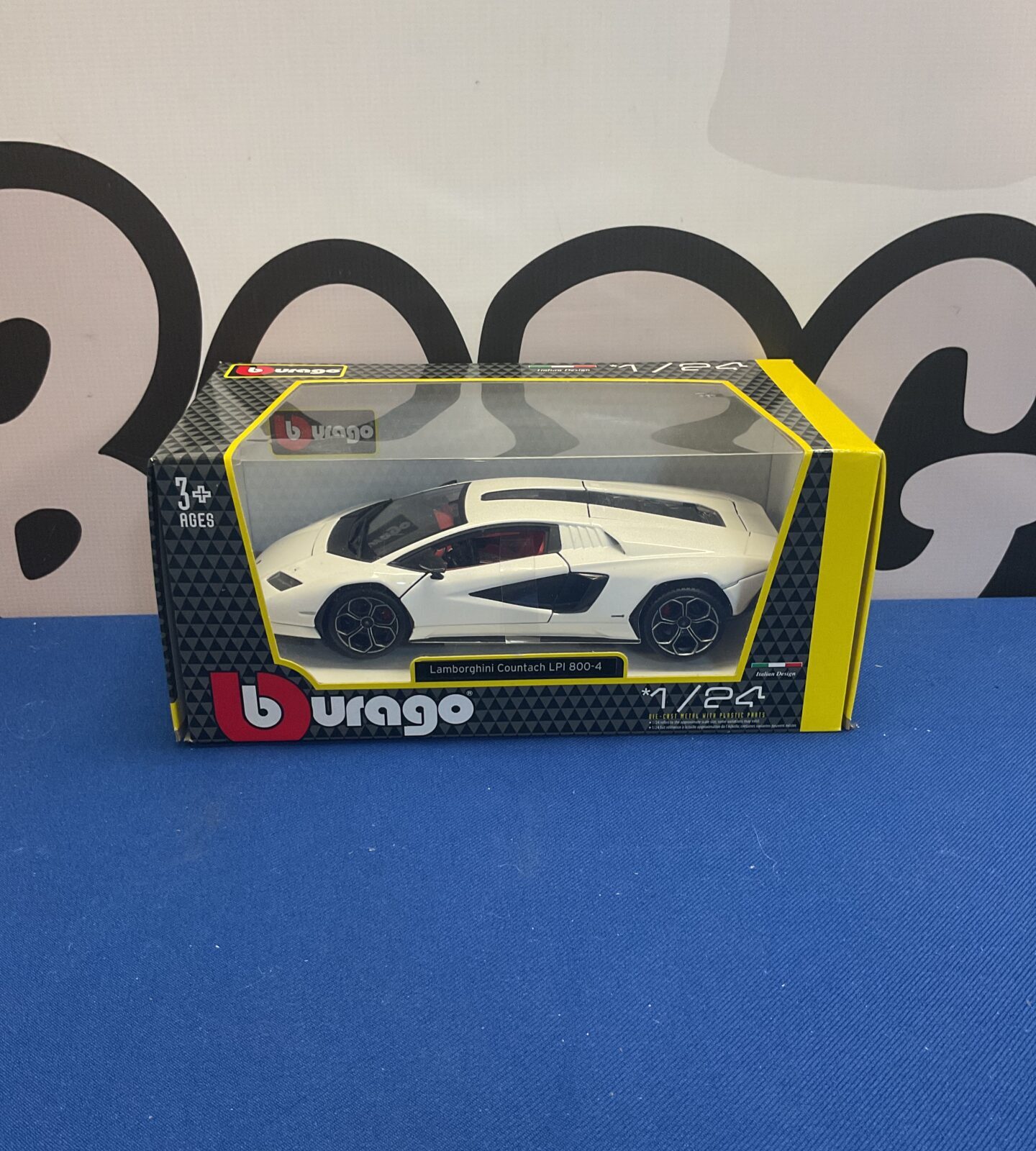 Burago 1/24 scale Lamborghini Countach LPI 800-4 diecast model in box.