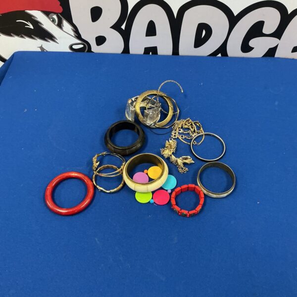 Colourful plastic costume jewellery bangles in a mixed lot.