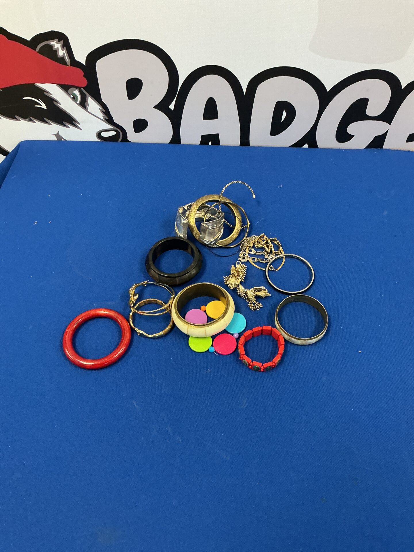 Colourful plastic costume jewellery bangles in a mixed lot.