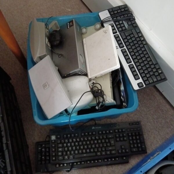 Computer keyboard lot with projector and speakers.