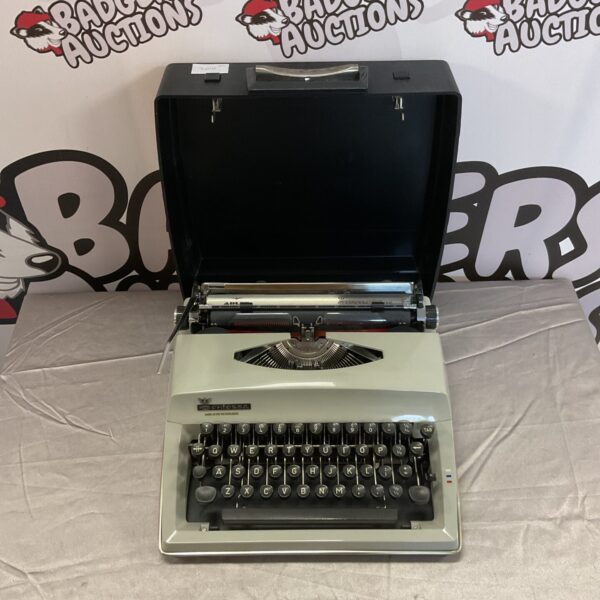 Vintage Contessa deluxe typewriter in good condition.