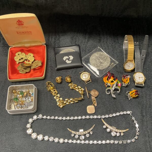 Mixed lot of vintage costume jewellery and scout guide badges.