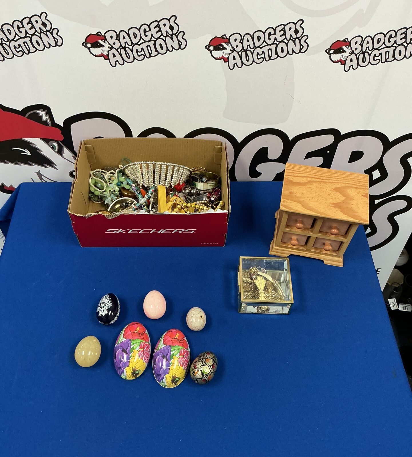 Mixed lot of costume jewellery and decorative eggs for collectors.