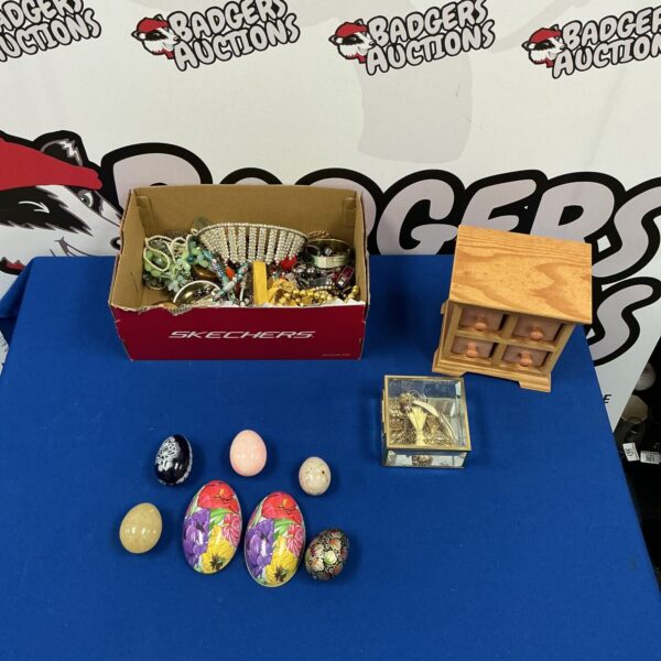 Mixed lot of costume jewellery and decorative eggs for collectors.