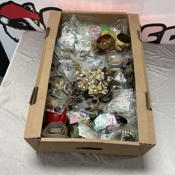 Mixed lot of colourful costume jewellery pieces.