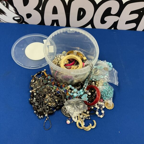 Assorted costume jewellery lot with necklaces and bracelets.