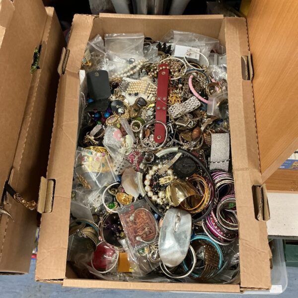 Diverse assortment of vintage and costume jewellery pieces.