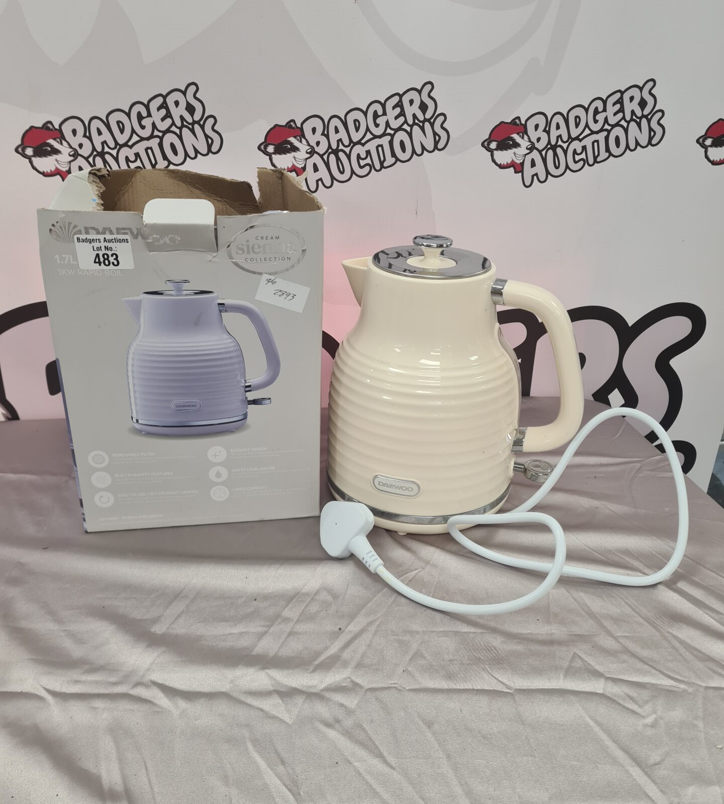 Vintage Daewoo cream kettle in good condition.