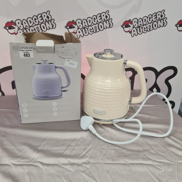 Vintage Daewoo cream kettle in good condition.