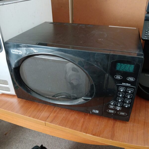 Front view of a vintage Delonghi 800w microwave oven.