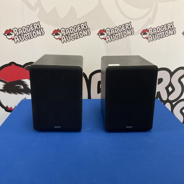 Pair of Denon SC-F102 bookshelf speakers in good condition.