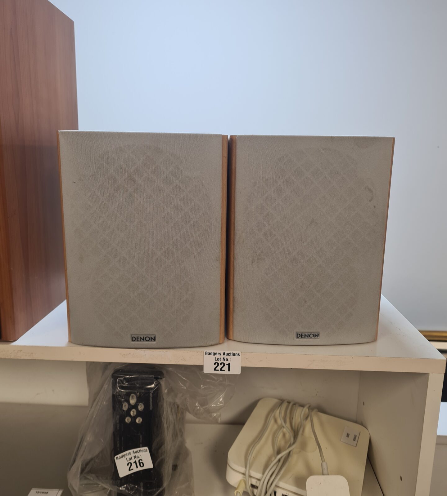 Pair of vintage Denon SCM51 bookshelf speakers in good condition.