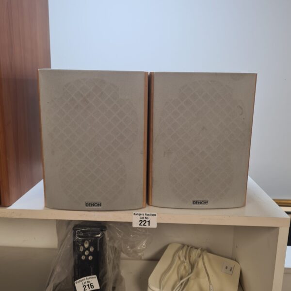 Pair of vintage Denon SCM51 bookshelf speakers in good condition.