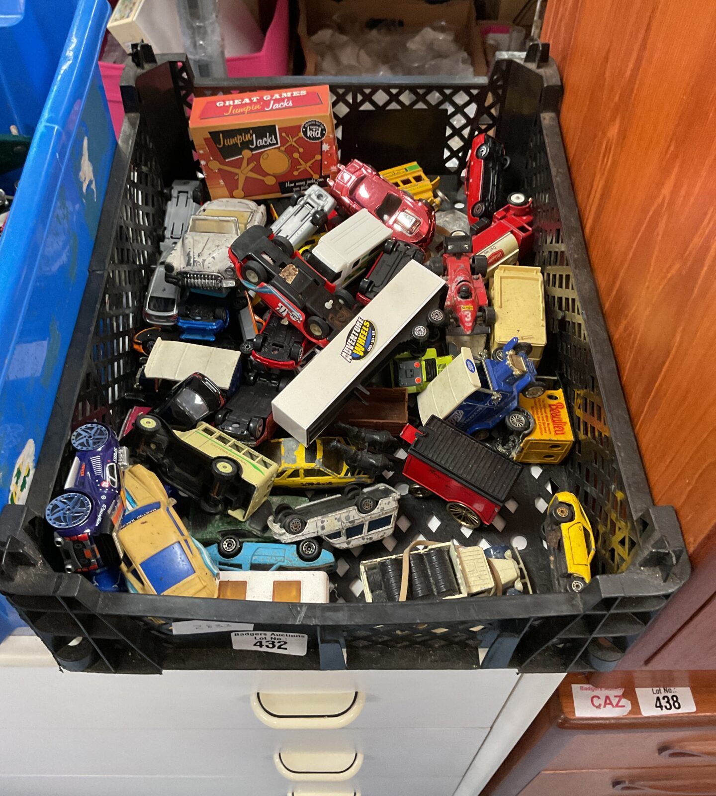 Mixed lot of vintage and modern diecast model cars.