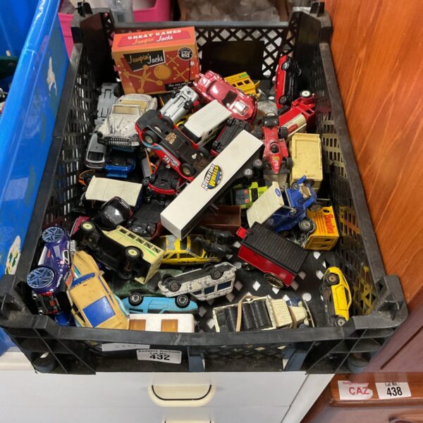 Mixed lot of vintage and modern diecast model cars.