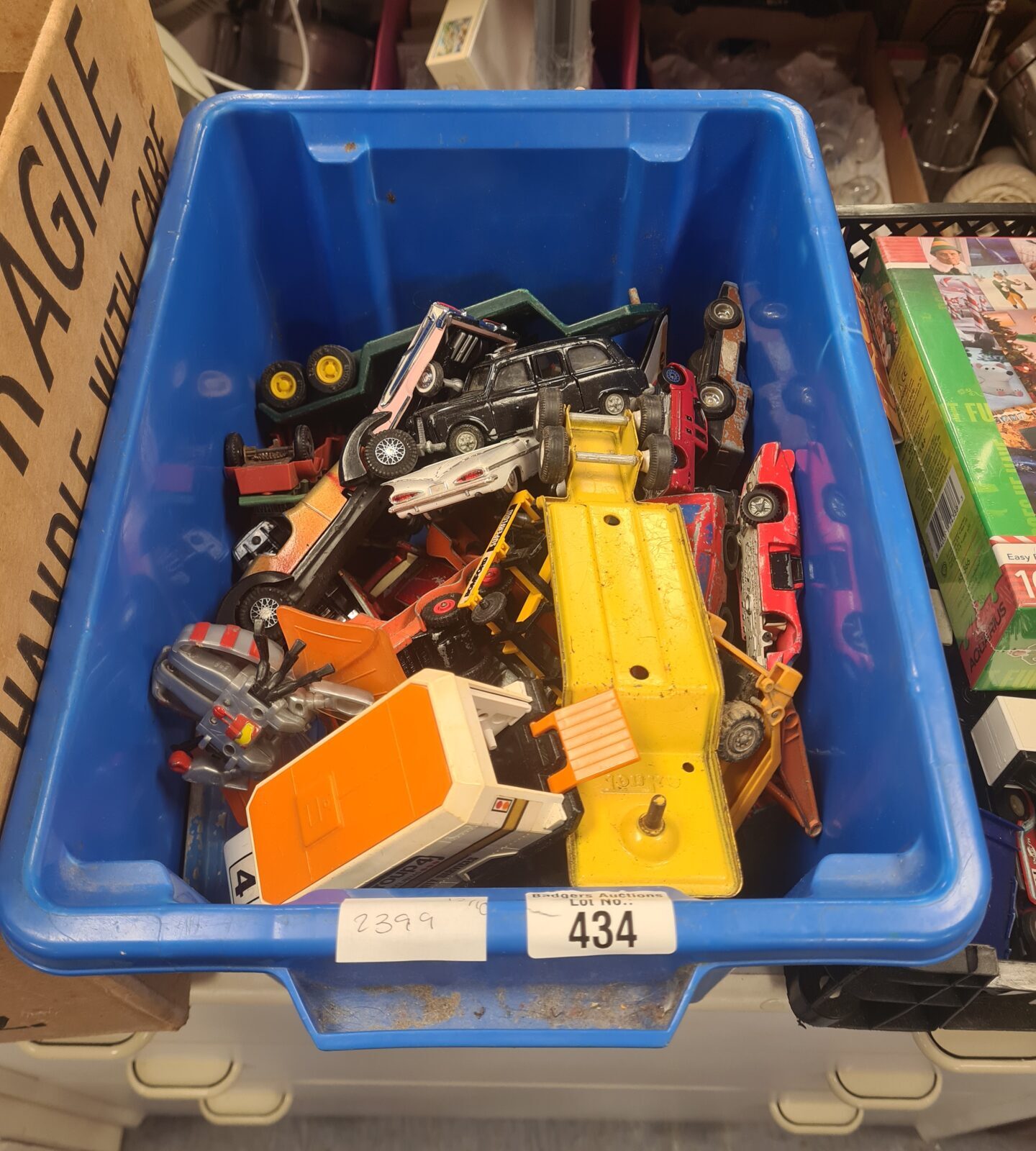 Mixed lot of diecast model cars including Dinky Toys and Maisto.