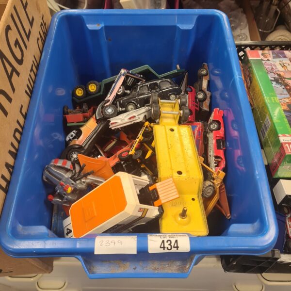 Mixed lot of diecast model cars including Dinky Toys and Maisto.