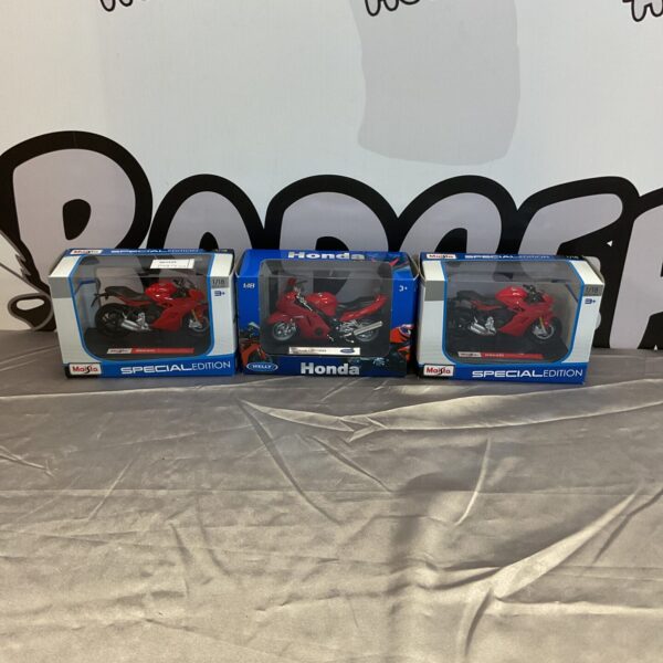 Boxed lot of three diecast motorcycles from Maisto and Welly.