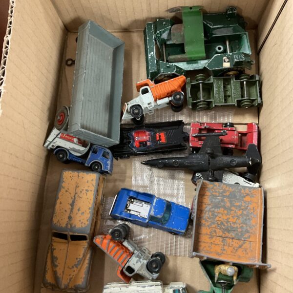 Mixed lot of vintage and modern diecast vehicles.