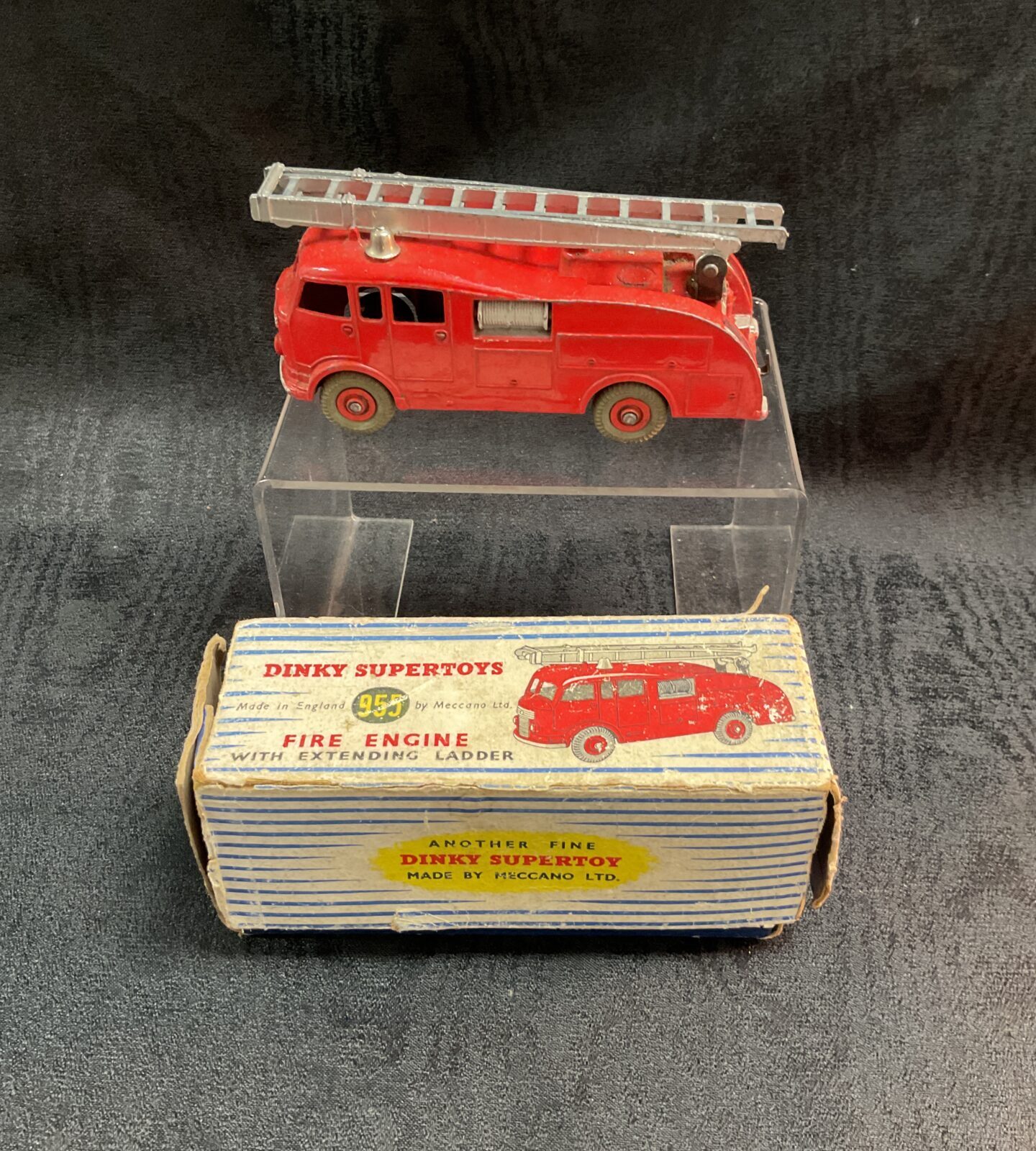 Vintage Dinky Supertoys 955 fire engine with extending ladder.