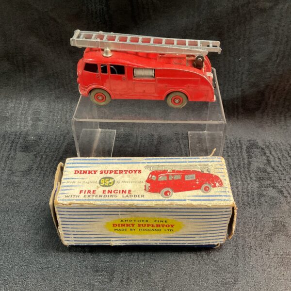 Vintage Dinky Supertoys 955 fire engine with extending ladder.