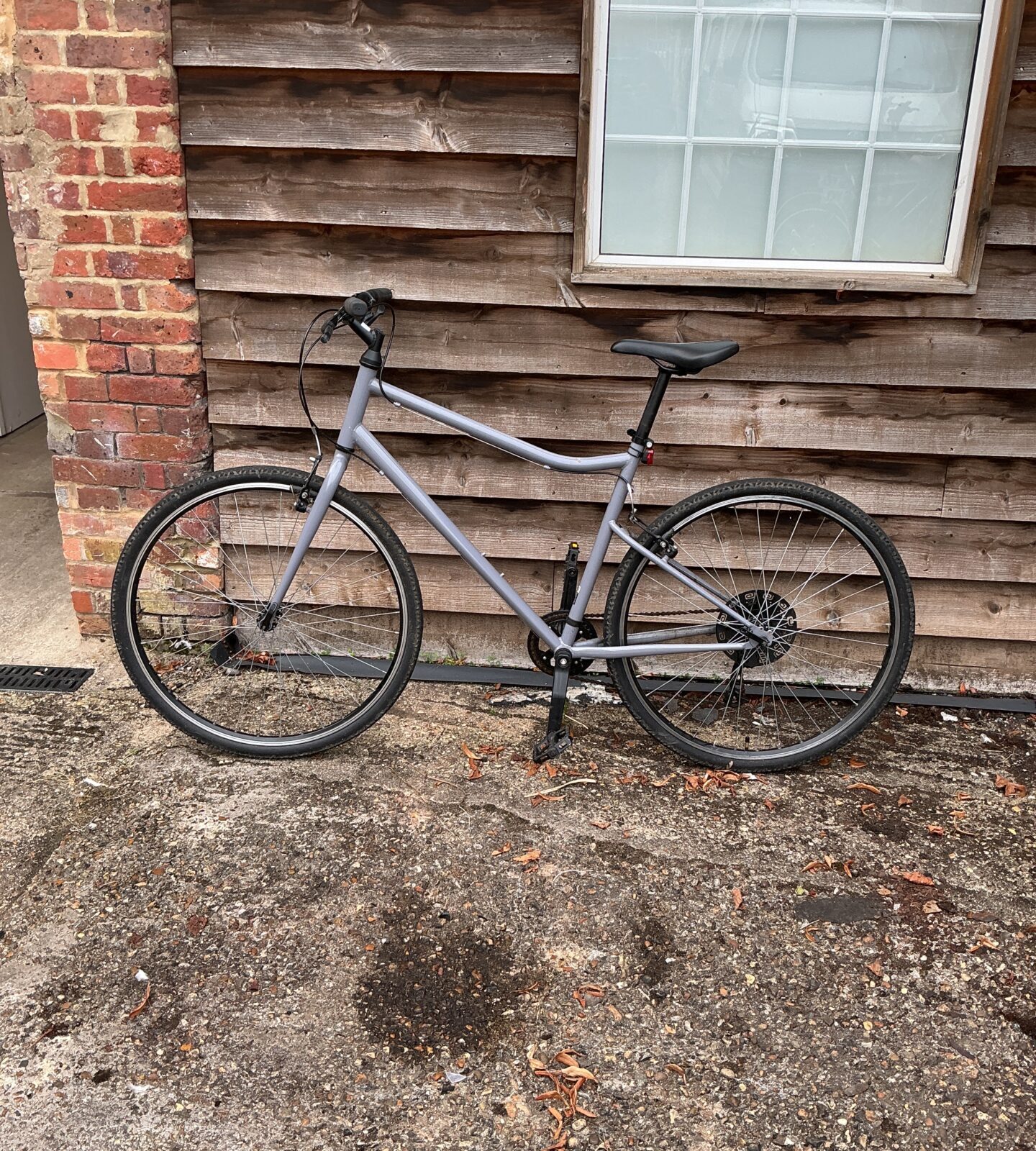 Silver DK hybrid bike for city commuting and leisure rides.