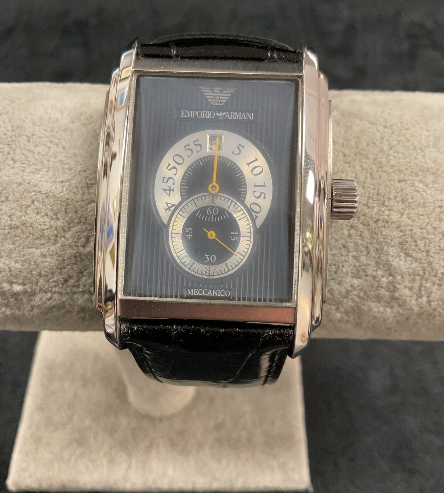 Stylish Emporio Armani automatic wristwatch in stainless steel.