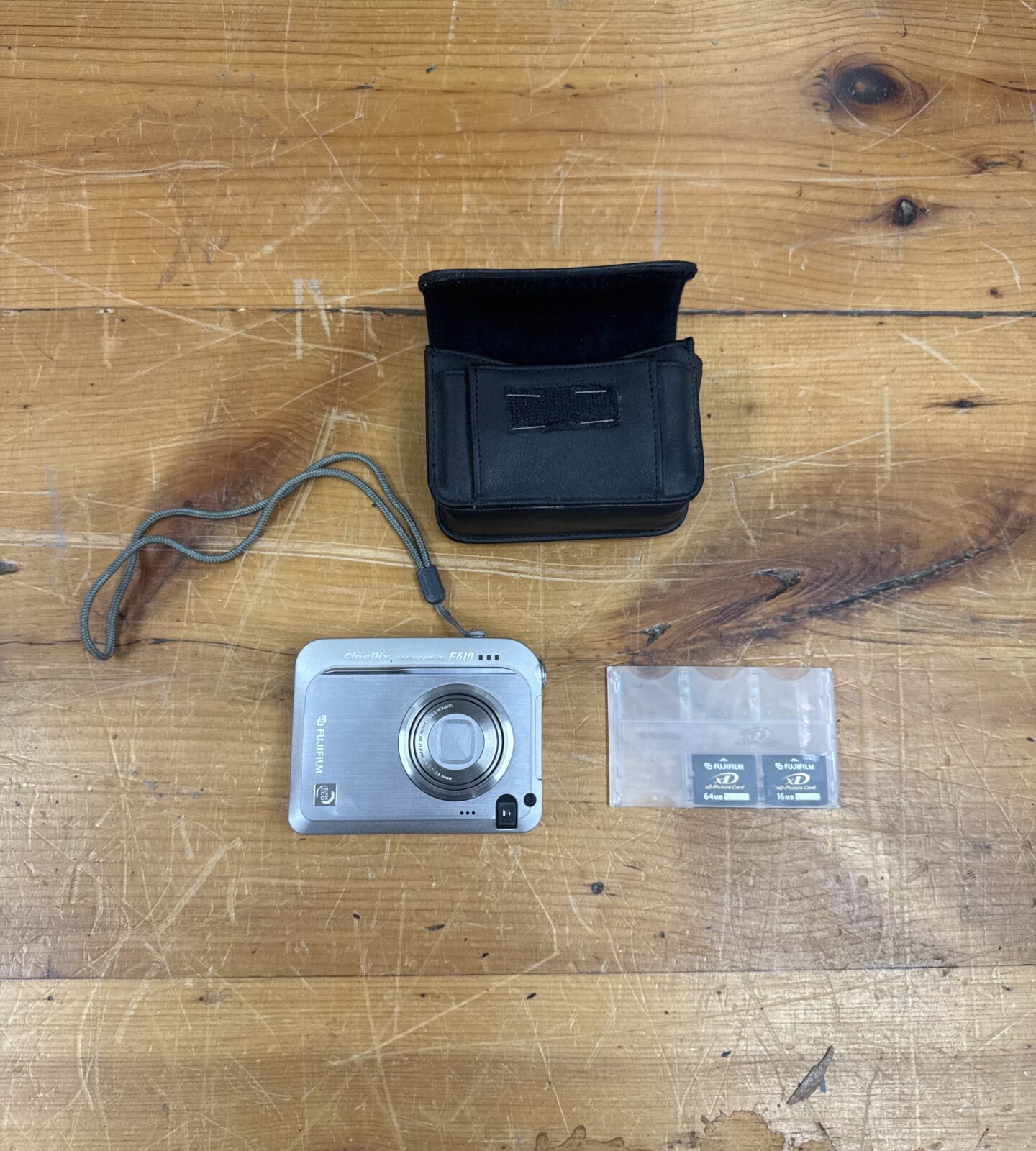 Fujifilm FinePix 610 digital camera with case and memory cards