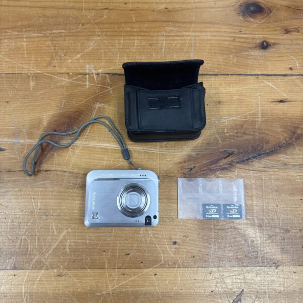 Fujifilm FinePix 610 digital camera with case and memory cards