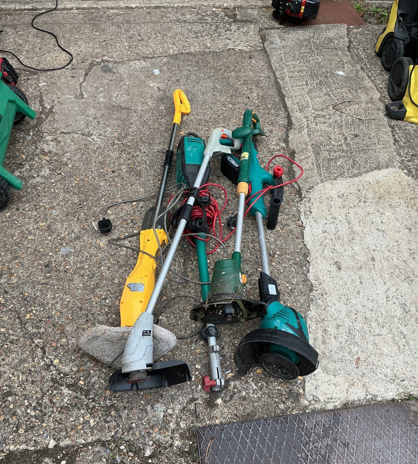 Job lot of electric garden trimmers for spares or repair.
