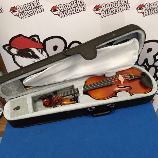 Gear4music 4/4 violin in case with bow, student instrument.