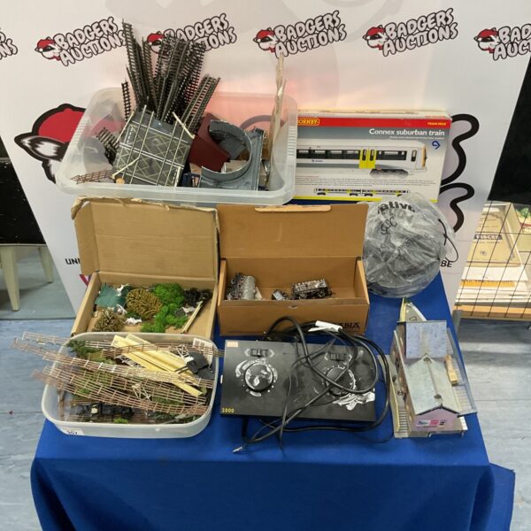 Mixed lot of vintage Hornby Railways trains and accessories.