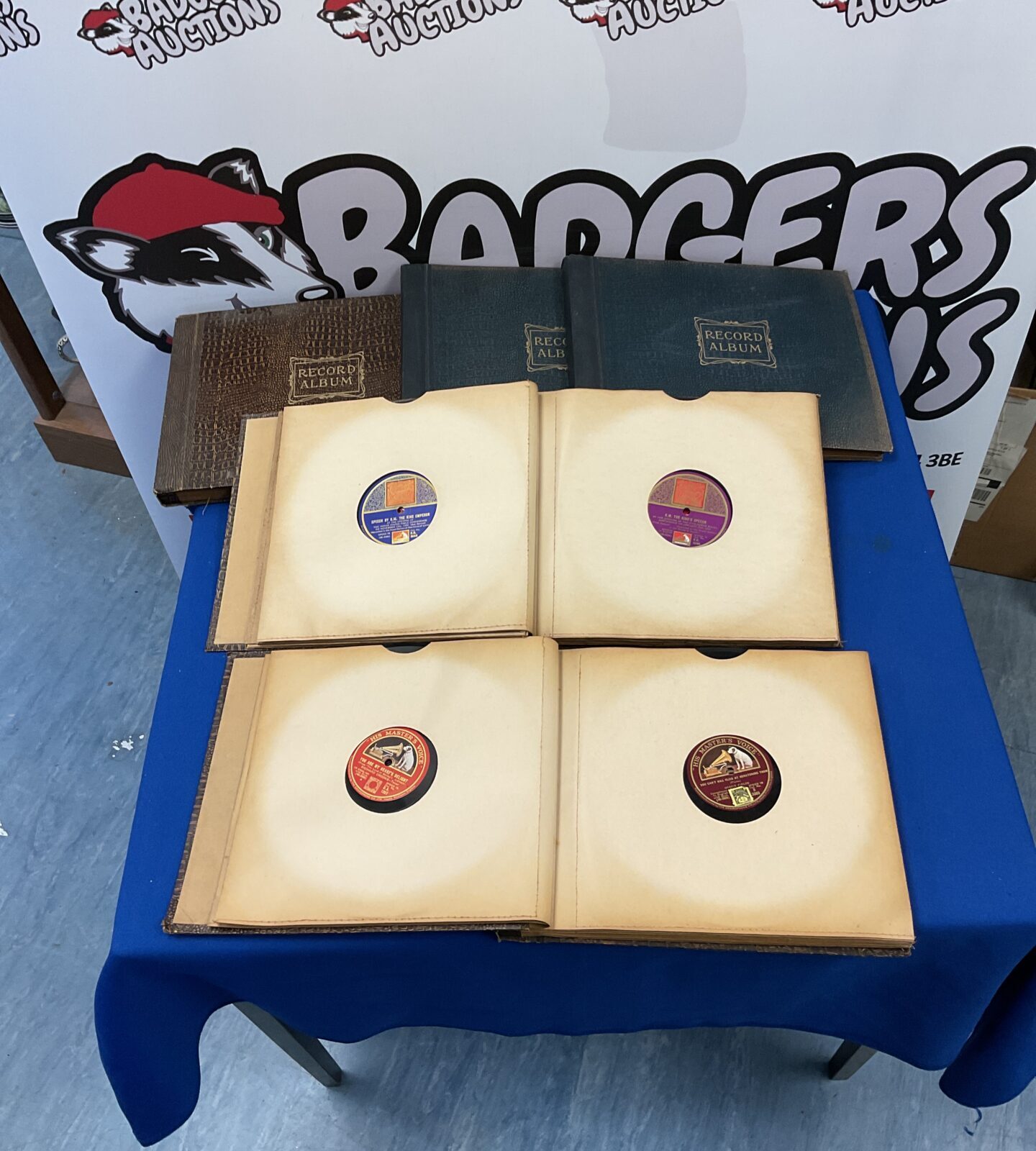 5 record albums filled with gramophone records