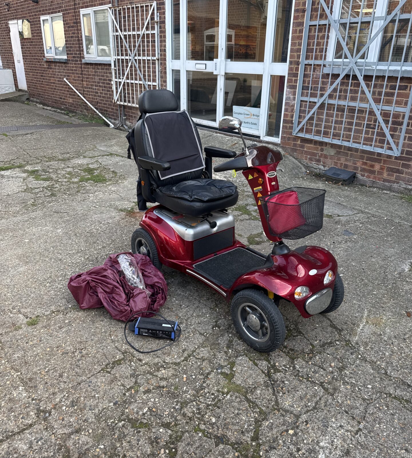 Shoprider TE-889XLSBN deluxe mobility scooter with rotating easy access seat, original paperwork, charger cable, rain mac cover & hang on back shopping bag - fully working inc lights etc