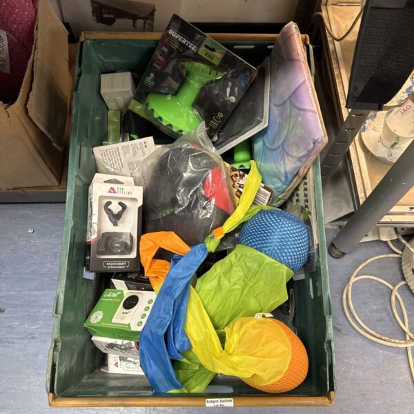 Mixed lot of sports and cycling equipment including radar mount.