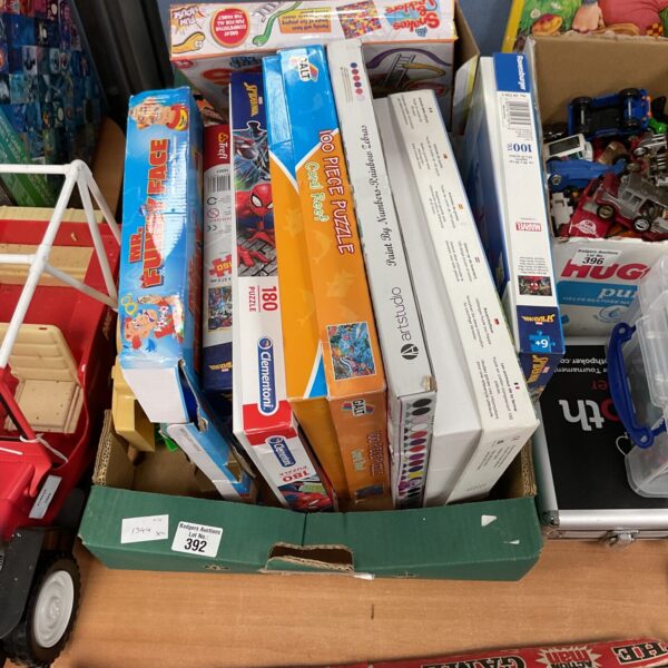Mixed lot of board games and puzzles, including a Trefl puzzle.