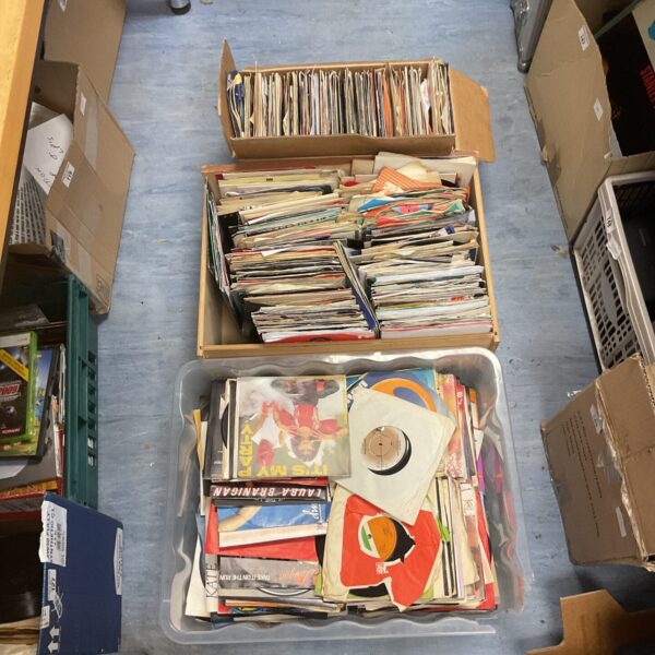 Large lot of vintage 7 inch vinyl singles for collectors.