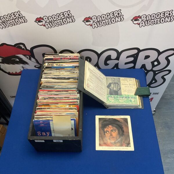 Collection of 7 inch vinyl singles including Michael Jackson records.