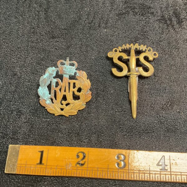 Vintage lot of RAF and Commando military badges for collectors.