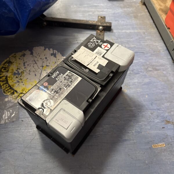 Used Varta 7P0 915 105 A car battery for automotive power.