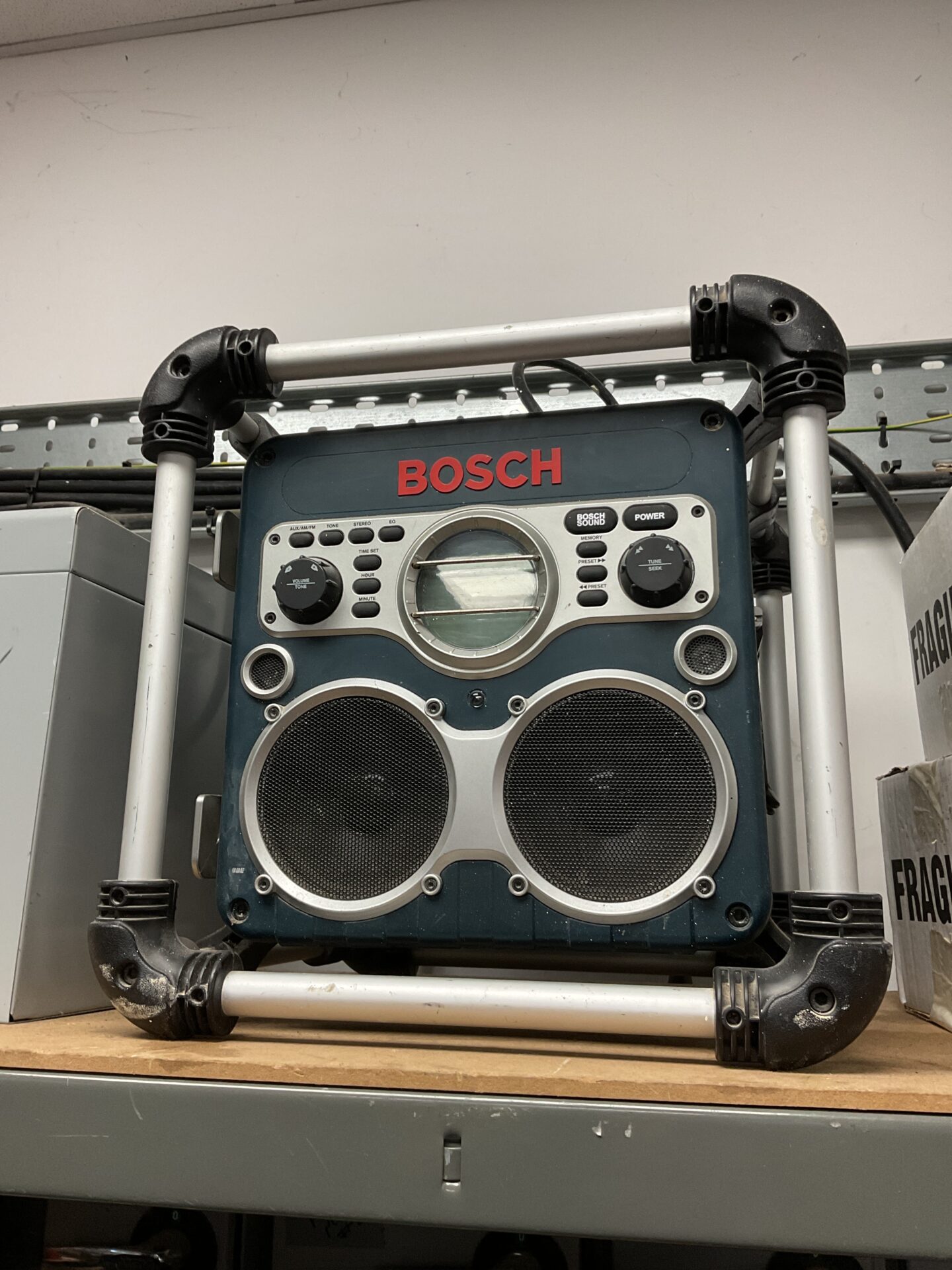 Bosch site radio - screen lights up when plugged in buttons not working