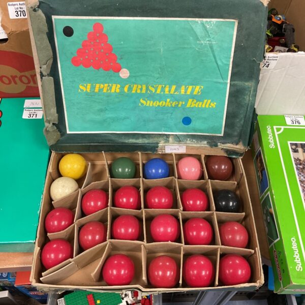 Vintage Super Crystalite snooker balls in a colourful box.