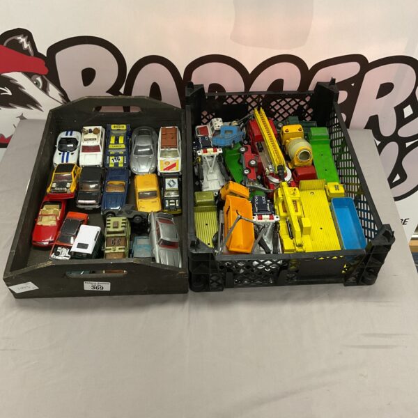 Mixed lot of vintage and modern diecast model cars.